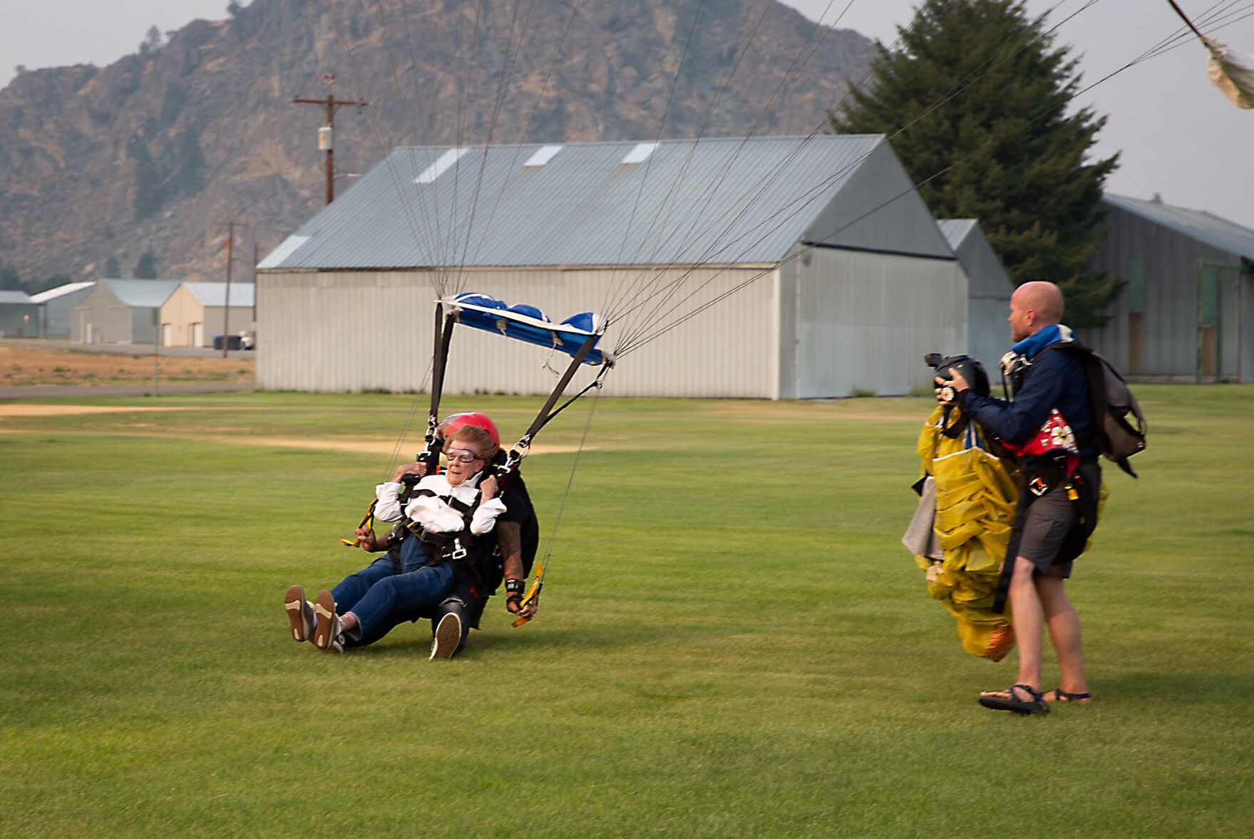 210818-newslocal-100yearoldskydiver 03.jpg